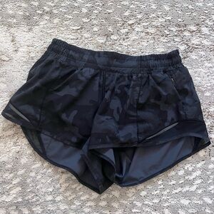 lululemon Hotty Hot Low-Rise Lined Short 2.5"